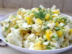 Bramborový salát je klasika ,připravte si salát z květáku. Květák v tomto salátu funguje skvěle , protože má jemnou chuť . Řecký jogurt navíc zastupuje majonézu a dodává zdravou dávku bílkovin.
