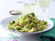 
	Lehký a pikantní dietní recept na těstoviny s brokolicí.
