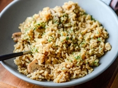 Velmi jednoduchá příprava rýže , která se skvěle hodí jako hlavní chod i jako příloha.

