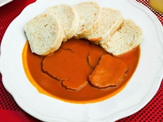 Rajská omáčka s vařeným hovězím a knedlíkem je tradiční české jídlo, které je oblíbené pro svou bohatou chuť a výživovou hodnotu. Tento recept je ideální pro rodinný oběd nebo večeři.
