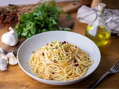 Jednoduchý, ale chutný italský recept na těstoviny s česnekem a olivovým olejem.
