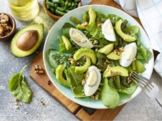 Špenátový salát s ořechy a avokádem je skvělým způsobem, jak si vychutnat zdravý a chutný oběd nebo večeři. Tento salát je plný vitamínů a minerálů, které jsou pro naše tělo nezbytné.
