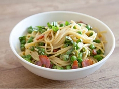Těstoviny carbonara s hráškem a špenátem jsou vynikající variantou klasického italského receptu. Tato verze přidává do mixu hrášek a špenát pro extra výživu a chuť.
