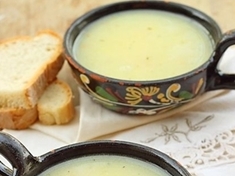 
	Recept na velmi jednoduchou bramborovou polévku.
