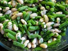
	Recept na salát ze dvou druhů fazolí.
