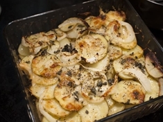 
	Recept na zapečené brambory vonící šalvějí a sýrem.
