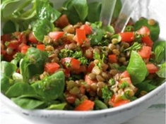 
	Připravte si salát z čočky, který je vhodný i pro bezlepkovou dietu.
