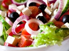 
	Čerstvá zelenina, nakládané olivy a měkký sýr feta jsou ingredience, které z řeckého salátu dělají jeden z nejoblíbenějších salátů.
