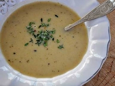 
	Jedna z variant, jak připravit chutnou cibulovou polévku.
