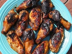 
	Medové kuřecí kousky lze připravit buď na venkovním grilu nebo doma v troubě pod grilem.
