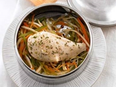 
	Dietní kuřecí prsa se zeleninou připravenou v páře.
