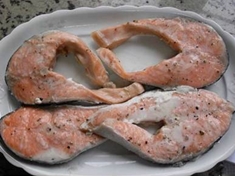 
	Recept na přípravu zdravého lososa je jednoduchý. pokud máte možnost koupit lososa čerstvého, určitě zůstane tento recept ve vašem jídelníčku.
