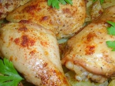 
	Kuře pečené v troubě s bramborami a smetanou.
