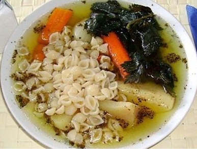 Hovězí polévka s těstovinou