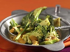 
	Bleskově připravená brokolice s oříšky a sušenými meruňkami.
