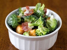 
	Salát z brokolice s anglickou slaninou.
