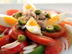 
	Rychlá příprava salátu z rajčat, cibule a oliv.
