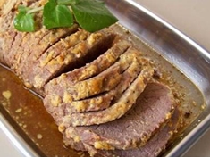 
	Libové hovězí maso s omáčkou z vína a hořčice.
