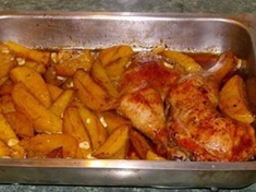 
	Kuřecí stehna pečená s brambory.
