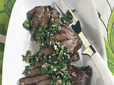 
	Marinovaný hovězí steak s čerstvými bylinkami.
