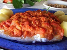 
	Jemné rybí maso zapečené s rajčaty a oreganem.
