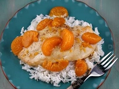 
	Plátek kuřecího masa s mandarinkou a rýží.
