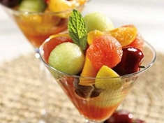 
	Osvěžující salát z letního ovoce.
