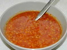 
	Čočková polévka s chilli papričkou.
