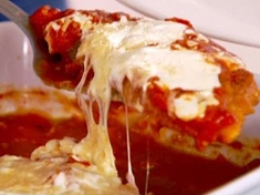 
	Rychlý recept inspirovaný italskou kuchyní: kuřecí prsa zapečená s parmezánem, dochucená česnekem a italským kořením.
