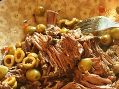 
	Dušené hovězí maso s olivami a chilli papričkou.
