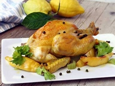 
	Velmi aromatické kuře pečené s citróny.
