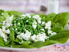 
	Lehký dietní salát z hrášku a sýra.
