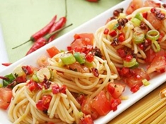 
	Špagety s pikantními rajčaty.
