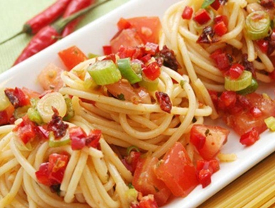 Špagety s rajčatovou salsou