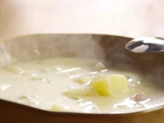
	Polévka z čočky a brambor se smetanou.
