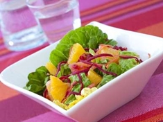 
	Výtečný letní salát, který kombinuje křehký listový salát s řepou a tropickým ovocem.

