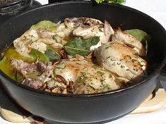 
	Dušené kuře se sušenými houbami a bobkovým listem.
