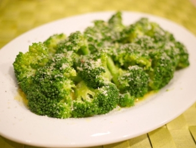 Teplý salát z brokolice