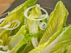
	Velmi jednoduchý salát s česnekovou zálivkou.
