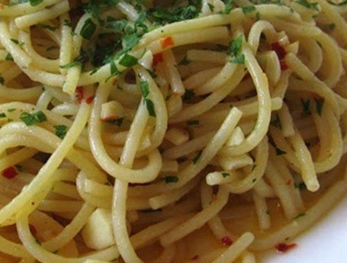 Špagety s pečeným česnekem