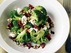 
	Skvělá večeře pro vegetariány - brokolicový salát se sýrem a sušenými rajčaty.
