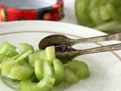 Nakládaný řapíkatý celer