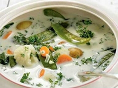 
	Sytá polévka z letní zeleniny.

