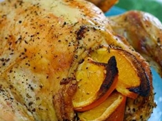 
	Pečené kuře s rozmarýnem, šalvějí a pomerančem. S nádivkou zůstává maso velmi šťavnaté.
