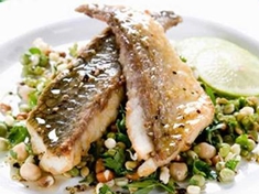 
	Dietní ryba s luštěninovým salátem.
