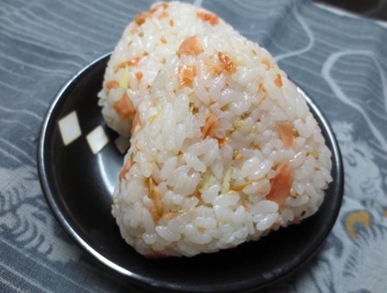 Rýžové kuličky s lososem