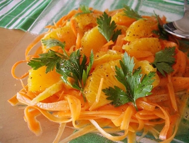 Salát z mrkve a mandarinek