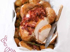 
	Skvělý recept, kdy se spojí chuť pečeného kuřete s brambory a slaninou.
