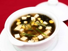 
	Vyzkoušejte polévku s kousky tofu a houbami.
