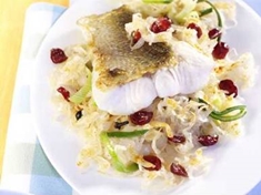 Zdravé rybí maso s dušeným zelím.
